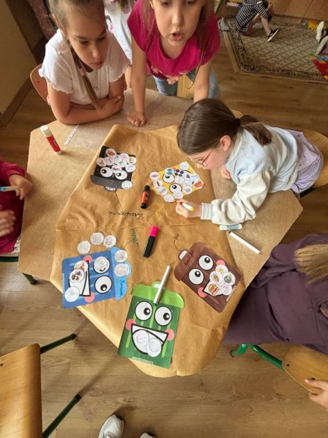 dzieci i zabawa w segregację odpadów