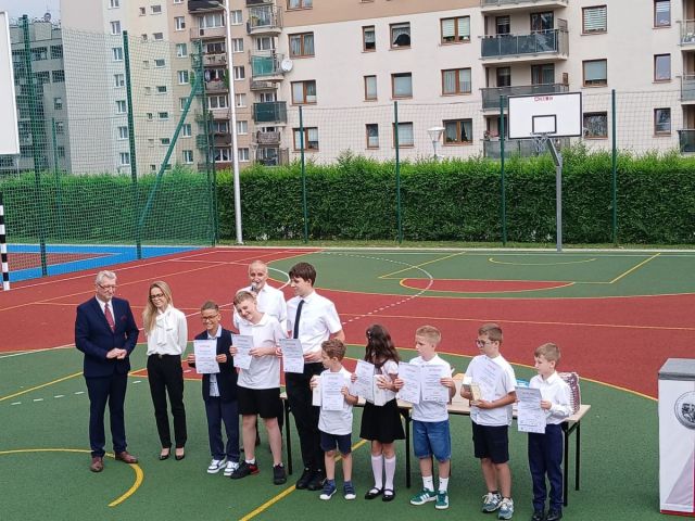 Pan Dyrektor Stanisław Janusiński z wyróżnionymi 