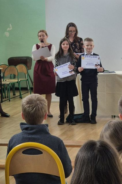 Trzecioklasiści z naszej szkoły uczestniczyli w XVIII edycji Międzyszkolnego Konkursu Wiedzy dla uczniów klas III „Mądry Dzieciak” z zakresu wiedzy ogólnej, w którym rywalizowało aż 36 uczestników. Nasi reprezentanci dzielnie zmierzyli się z wymagającymi pytaniami, wykazując się szeroką wiedzą i ambicją. Choć tym razem nie udało się zdobyć miejsc na podium, konkurs był cennym doświadczeniem i świetną okazją do sprawdzenia swoich umiejętności. Gratulujemy wszystkim uczestnikom!