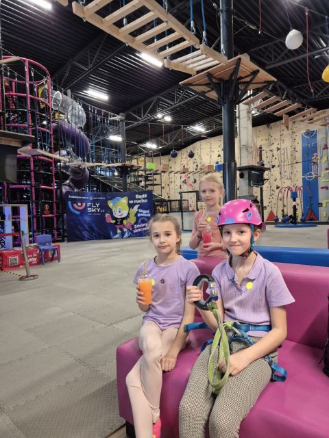 W ubiegłym tygodniu klasy trzecie świętowały Dzień Kobiet w aktywny i pełen emocji sposób – podczas wyjścia do parku trampolin FlySky, gdzie od samego początku energia i ekscytacja unosiły się w powietrzu! Na miejscu  na uczniów czekały różnorodne atrakcje – skoki na trampolinach, baseny z gąbkami, tory przeszkód i inne sportowe wyzwania. Zarówno chłopcy jak i dziewczęta mieli okazję sprawdzić swoją zwinność, siłę i wytrzymałość, a przy tym świetnie się bawić. To był zdecydowanie niezapomniany Dzień Kobiet!