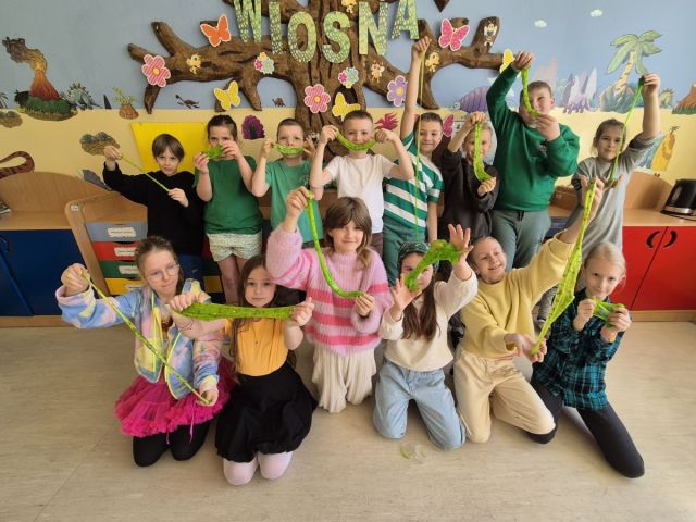 Uczniowie klasy 3a postanowili świętować pierwszy dzień wiosny poprzez radosną zabawę i ciekawe doświadczenie przyrodnicze! Najpierw stworzyli zielone slimy, symbolizujące budzącą się do życia przyrodę, co dostarczyło im wiele frajdy i uśmiechu. Następnie rozpoczęli ekscytujący eksperyment pt. „Czego potrzebują rośliny, żeby rosnąć?”, który pozwoli im odkryć tajniki wzrostu roślin.