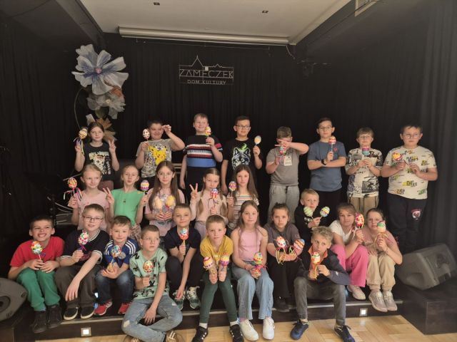 Tuż przed świętami klasy trzecie wzięły udział w wyjątkowych warsztatach wielkanocnych zorganizowanych przez Dom Kultury Zameczek. Podczas warsztatów uczniowie tworzyli przepiękne styropianowe jajka, ozdabiając je np. guzikami. Praca z tak nietypowym materiałem sprawiła dzieciom mnóstwo frajdy, a jednocześnie pozwoliła rozwijać zdolności manualne i cierpliwość. Każda praca była inna, ale wszystkie zachwycały pomysłowością i starannością wykonania. Było nam ogromnie miło być częścią tak twórczego wydarzenia!
