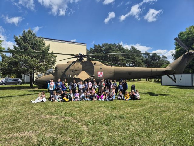 Z okazji dni otwartych  w Centrum Przygotowań  do Misji Zagranicznych w Kielcach uczniowie klasy 3a, 3b i 2a  wzięli udział w wyjątkowym wydarzeniu. Mieli okazję  z bliska poznać codzienne życie i zadania żołnierzy oraz zobaczyć sprzęt wojskowy wykorzystywany podczas misji zagranicznych.  