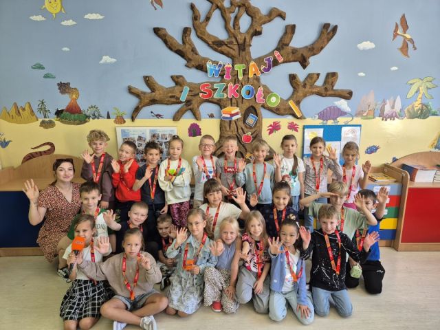 W minionym tygodniu klasę pierwszą odwiedziła Pani Weronika z  Radia Eska, aby porozmawiać z uczniami o ich pierwszych wrażeniach ze szkoły.   Pierwszaki z entuzjazmem opowiadały, co najbardziej podoba im się w szkole – od spotkań z kolegami i koleżankami, po zabawy, kolorowe podręczniki i przepyszne obiady na stołówce!  Swoimi doświadczeniami podzieliła się także wychowawczyni, zdradzając, jak pomaga najmłodszym odnaleźć się w nowej szkolnej rzeczywistości. 