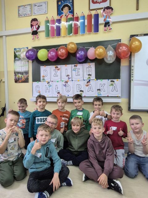 30 września klasa 1a świętowała Dzień Chłopaka. Był to dzień pełen radości i świetnej zabawy, ponieważ chłopcy mieli do wykonania kilka zadań przygotowanych specjalnie dla nich. Wzięli udział między innymi w kalamburach, przebijali balony z zagadkami, bawili się w grę „Kim jestem?”, a także próbowali swoich sił w rysowaniu z zamkniętymi oczami. Śmiechu było naprawdę sporo, bo chłopcy okazali się bardzo pomysłowi i kreatywni!