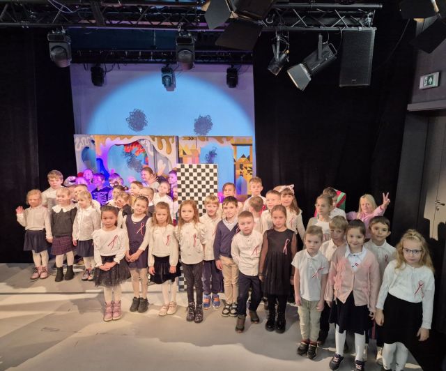 W miniony piątek uczniowie oddziału przedszkolnego i klasy 1a wybrali się do Teatru Lalki i Aktora „Kubuś”, na spektakl pt. „Pchła Szachrajka” na podstawie wesołej i pełnej psot historii Jana Brzechwy. Już od pierwszych chwil dzieci z zainteresowaniem śledziły przygody sprytnej i zawsze uśmiechniętej bohaterki, która swoim zachowaniem potrafiła rozbawić zarówno najmłodszych, jak i dorosłych. Przedstawienie zachwyciło kolorową scenografią, pięknymi lalkami oraz dynamiczną grą aktorów. 