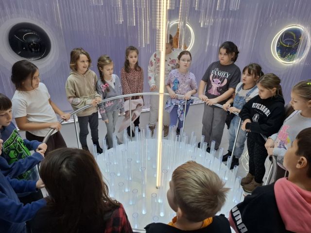 Drugoklasiści w fabryce bombek