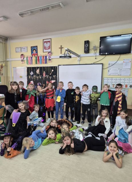 7 listopada w klasie 1a odbyła się zabawa andrzejkowa. Już od rana dzieci pojawiły się w kreatywnych przebraniach, gotowe do wspólnej zabawy, którą zaczęliśmy od tradycyjnych wróżb andrzejkowych. Po wróżbach dzieci przystąpiły do kulinarnych zajęć. Każdy uczeń przygotował swoją własną sałatkę, dobierając ulubione składniki. Następnie wszyscy dekorowali gofry według własnych pomysłów, sięgając po owoce, polewy i inne smakołyki.  Nie zabrakło również wspólnej zabawy  przy ulubionej muzyce. 