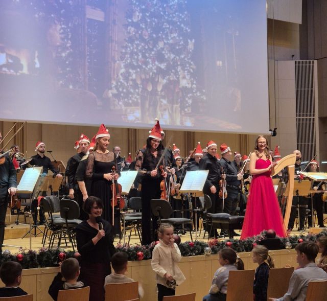 Jak co roku, uczniowie klas 0–6 wybrali się do Filharmonii Świętokrzyskiej na wyjątkowy mikołajkowy koncert symfoniczny połączony z muzyczną opowieścią pt. „Pięć liter, czyli sekret panny Hanny”. Wspaniała atmosfera oraz piękne brzmienie sprawiły, że dzieci z ogromnym zainteresowaniem śledziły wydarzenia na scenie.