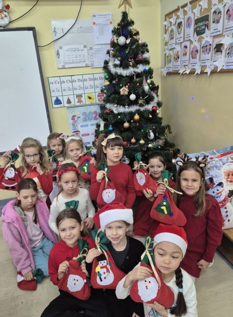 W piątek klasa 1a  świętowała Mikołajki, które od samego rana wprowadziły dzieci w świąteczny nastrój. Gdy uczniowie weszli do sali, czekała na nich niezwykła niespodzianka — pod choinką pojawiły się prezenty! Obok nich leżał również list od Świętego Mikołaja, w którym zostawił pierwszakom specjalne zadania do wykonania.