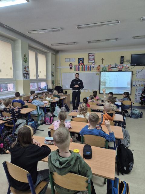 Kilka dni temu w naszej szkole odbyło się spotkanie z funkcjonariuszem policji, który przeprowadził pogadankę na temat bezpieczeństwa podczas ferii zimowych oraz zabaw na śniegu i lodzie. Policjant omówił zasady bezpiecznego poruszania się po drogach, przypomniał o konieczności noszenia elementów odblaskowych oraz zachowaniu ostrożności w kontaktach z osobami nieznajomymi.