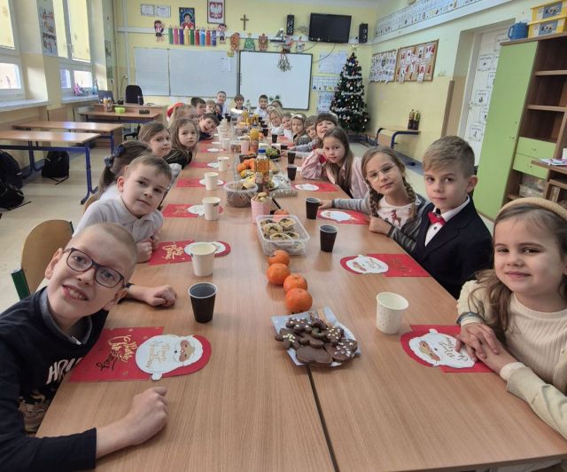 Tuż przed świętami uczniowie klasy 1a obchodzili swoją pierwszą Wigilię klasową. Podczas spotkania rozmawiali o tradycjach bożonarodzeniowych, dzieląc się doświadczeniami i zwyczajami panującymi w ich rodzinach. Następnie wspólnie przygotowali i nakryli stół, tworząc wyjątkowy, uroczysty nastrój. Kolejnym, szczególnym momentem było dzielenie się opłatkiem oraz składanie sobie życzeń. Na zakończenie odbył się poczęstunek, któremu towarzyszyło wspólne kolędowanie.