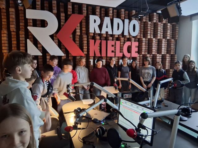 Uczniowie klas VI w Centrum Edukacji Medialnej