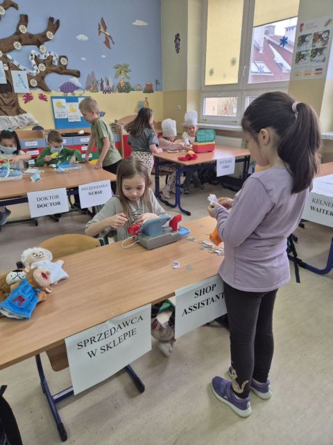 W minionym tygodniu w  klasie 1a w ramach projektu „Dwujęzyczność łamie bariery”  na  zajęcia z doradztwa zawodowego uczniowie w bardzo aktywnej i zabawowej formie mogli  wcielić się w role przedstawicieli różnych zawodów.Zdecydowanie, tego dnia klasa 1a bawiła się znakomicie! W sali panowała świetna atmosfera, dużo śmiechu i radości, a nauka przyszła zupełnie naturalnie.