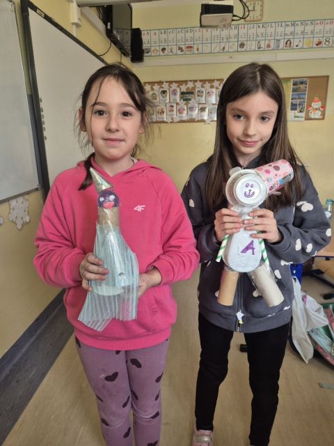 Podczas zajęć ECO CLIL w ramach projektu „Dwujęzyczność łamie bariery” uczniowie klas 3a i 1a tworzyli rzeźby, zabawki i kreatywne konstrukcje z materiałów odpadowych – kartonów, folii, plastikowych butelek, nakrętek i innych surowców wtórnych. Uczniowie  wykazali się ogromną kreatywnością, tworząc kolorowe, pomysłowe i oryginalne prace. Z pozornie niepotrzebnych materiałów powstały rzeźby, zabawki i konstrukcje pełne fantazji i ekstra pomysłów. ♻️🎨