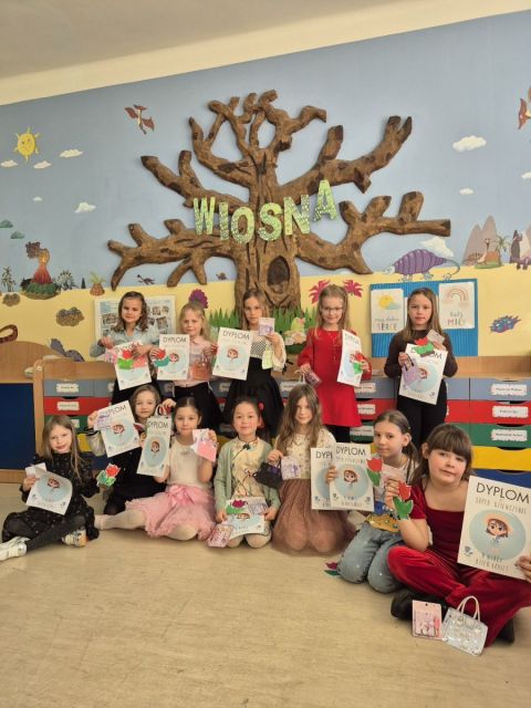 6 marca klasa 1a świętowała Dzień Kobiet w wyjątkowej i radosnej atmosferze. Tego dnia dziewczynki przyszły do szkoły ubrane w swoje ulubione stroje – mogły również założyć buty na obcasie oraz biżuterię, dzięki czemu czuły się naprawdę wyjątkowo.