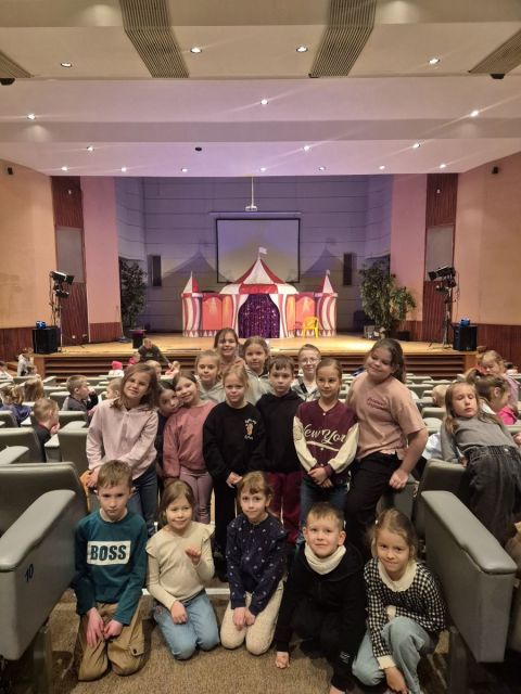 26 marca uczniowie klas 0, 1 oraz 2a i 2b uczestniczyli w spektaklu pt. „Circus” w wykonaniu Teatru Iluzji. Przedstawienie ukazywało wspaniały świat cyrku, w którym dzieci mogły podziwiać występy magika, klauna oraz różnych zwierząt, a także pokazy żonglerki i taniec z szarfami.