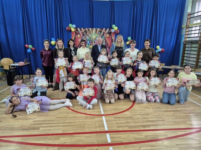 8 maja w naszej szkole odbyła się druga edycja konkursu „Mam Talent Show”, podczas którego uczniowie klas 1–3 mieli okazję zaprezentować swoje niezwykłe umiejętności i pasje. Na scenie pojawiły się różnorodne występy – od tańca i śpiewu, przez talenty plastyczne, aż po akrobatykę, pokaz judo oraz pełne humoru występy kabaretowe.