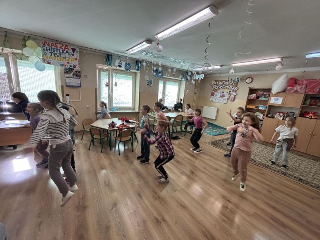 dzieci i zabawa ruchowa