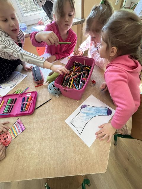 dzieci kolorują skarpetki