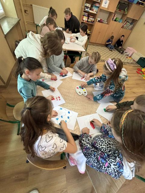 dzieci i praca plastyczna wielkanocna