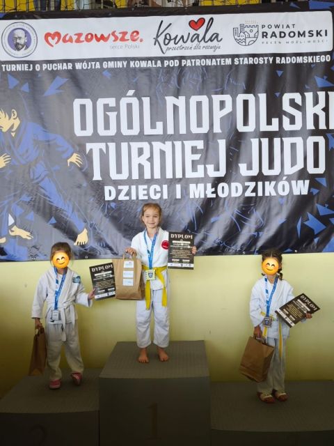 Z ogromną radością informujemy, że Gabrysia z klasy 1a odniosła wspaniały sukces podczas Ogólnopolskiego Turnieju Judo Dzieci i Młodzików. W swojej kategorii spisała się znakomicie, zdobywając złoty medal i I miejsce.  To niezwykłe osiągnięcie jest dowodem na jej ciężką pracę, wytrwałość i sportową pasję. Gratulujemy Gabrysi tak wielkiego osiągnięcia i życzymy jej dalszych sportowych sukcesów!