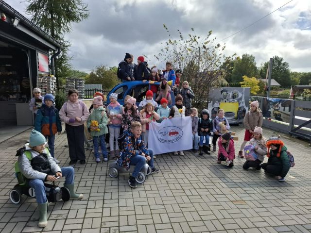 Drugoklasiści w muzeum motoryzacji