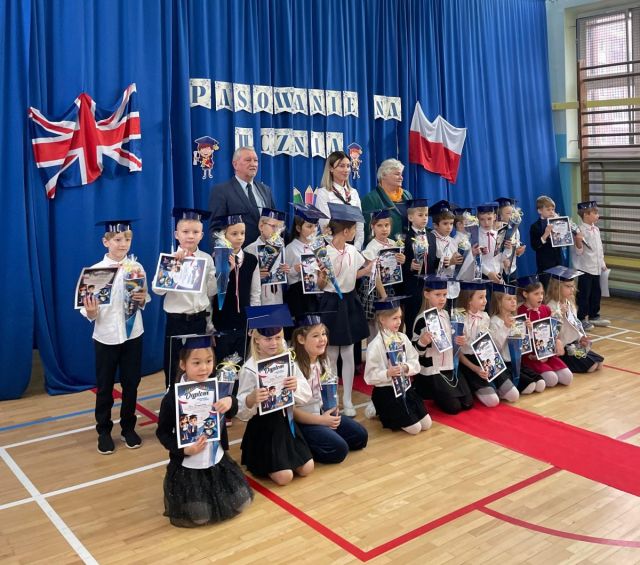 W ubiegłym tygodniu odbyło się uroczyste ślubowanie klasy 1a. Tego dnia pierwszoklasiści z przejęciem i radością zaprezentowali przygotowane wierszyki i piosenki. Najważniejszym momentem było ślubowanie na sztandar szkoły.  Uczniowie głośno i z zaangażowaniem powtarzali słowa przysięgi, obiecując sumiennie się uczyć, być pomocnymi i godnie reprezentować swoją szkołę. Następnie każdy z nich został symbolicznie pasowany na ucznia przez dyrektora szkoły.
