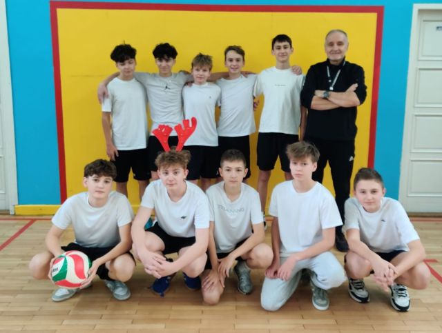 Mikołajkowe Mistrzostwa Szkoły w Siatkówkę Chłopców. 