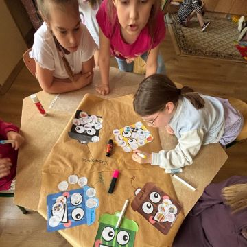 dzieci i zabawa w segregację odpadów