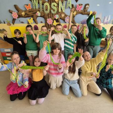 Uczniowie klasy 3a postanowili świętować pierwszy dzień wiosny poprzez radosną zabawę i ciekawe doświadczenie przyrodnicze! Najpierw stworzyli zielone slimy, symbolizujące budzącą się do życia przyrodę, co dostarczyło im wiele frajdy i uśmiechu. Następnie rozpoczęli ekscytujący eksperyment pt. „Czego potrzebują rośliny, żeby rosnąć?”, który pozwoli im odkryć tajniki wzrostu roślin.