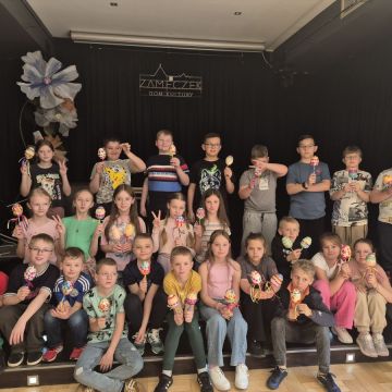 Tuż przed świętami klasy trzecie wzięły udział w wyjątkowych warsztatach wielkanocnych zorganizowanych przez Dom Kultury Zameczek. Podczas warsztatów uczniowie tworzyli przepiękne styropianowe jajka, ozdabiając je np. guzikami. Praca z tak nietypowym materiałem sprawiła dzieciom mnóstwo frajdy, a jednocześnie pozwoliła rozwijać zdolności manualne i cierpliwość. Każda praca była inna, ale wszystkie zachwycały pomysłowością i starannością wykonania. Było nam ogromnie miło być częścią tak twórczego wydarzenia!