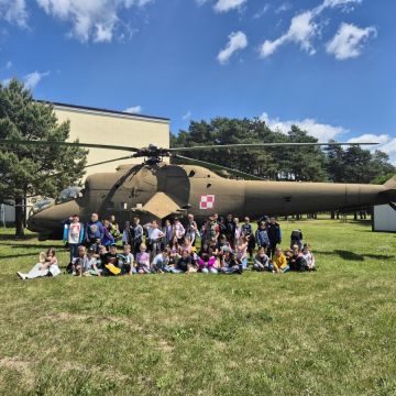Z okazji dni otwartych  w Centrum Przygotowań  do Misji Zagranicznych w Kielcach uczniowie klasy 3a, 3b i 2a  wzięli udział w wyjątkowym wydarzeniu. Mieli okazję  z bliska poznać codzienne życie i zadania żołnierzy oraz zobaczyć sprzęt wojskowy wykorzystywany podczas misji zagranicznych.  
