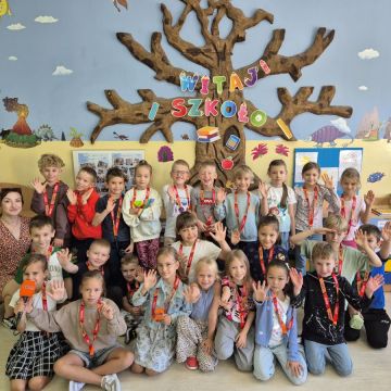 W minionym tygodniu klasę pierwszą odwiedziła Pani Weronika z  Radia Eska, aby porozmawiać z uczniami o ich pierwszych wrażeniach ze szkoły.   Pierwszaki z entuzjazmem opowiadały, co najbardziej podoba im się w szkole – od spotkań z kolegami i koleżankami, po zabawy, kolorowe podręczniki i przepyszne obiady na stołówce!  Swoimi doświadczeniami podzieliła się także wychowawczyni, zdradzając, jak pomaga najmłodszym odnaleźć się w nowej szkolnej rzeczywistości. 