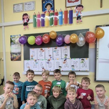 30 września klasa 1a świętowała Dzień Chłopaka. Był to dzień pełen radości i świetnej zabawy, ponieważ chłopcy mieli do wykonania kilka zadań przygotowanych specjalnie dla nich. Wzięli udział między innymi w kalamburach, przebijali balony z zagadkami, bawili się w grę „Kim jestem?”, a także próbowali swoich sił w rysowaniu z zamkniętymi oczami. Śmiechu było naprawdę sporo, bo chłopcy okazali się bardzo pomysłowi i kreatywni!