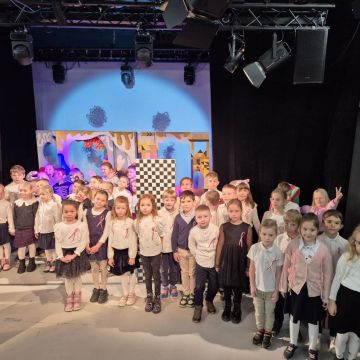 W miniony piątek uczniowie oddziału przedszkolnego i klasy 1a wybrali się do Teatru Lalki i Aktora „Kubuś”, na spektakl pt. „Pchła Szachrajka” na podstawie wesołej i pełnej psot historii Jana Brzechwy. Już od pierwszych chwil dzieci z zainteresowaniem śledziły przygody sprytnej i zawsze uśmiechniętej bohaterki, która swoim zachowaniem potrafiła rozbawić zarówno najmłodszych, jak i dorosłych. Przedstawienie zachwyciło kolorową scenografią, pięknymi lalkami oraz dynamiczną grą aktorów. 