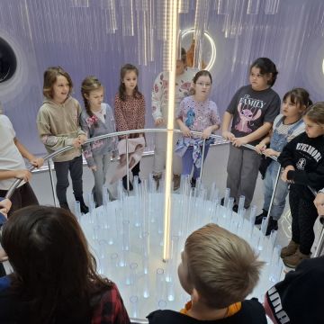 Drugoklasiści w fabryce bombek