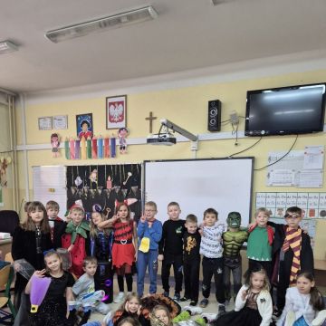 7 listopada w klasie 1a odbyła się zabawa andrzejkowa. Już od rana dzieci pojawiły się w kreatywnych przebraniach, gotowe do wspólnej zabawy, którą zaczęliśmy od tradycyjnych wróżb andrzejkowych. Po wróżbach dzieci przystąpiły do kulinarnych zajęć. Każdy uczeń przygotował swoją własną sałatkę, dobierając ulubione składniki. Następnie wszyscy dekorowali gofry według własnych pomysłów, sięgając po owoce, polewy i inne smakołyki.  Nie zabrakło również wspólnej zabawy  przy ulubionej muzyce. 