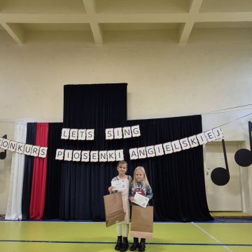 W minionym tygodniu dziewczynki z klasy 1a wzięły udział w międzyszkolnym konkursie piosenki anglojęzycznej pt.„Let’s Sing”. Zaprezentowały utwory „APT” oraz „Colors of Your Life”, w których pokazały nie tylko swoje umiejętności wokalne, ale także ogromną odwagę i sceniczny wdzięk. Ich występy wysoko podniosły poprzeczkę kolejnym uczestnikom.  Choć tym razem nie udało się stanąć na podium, dziewczynki otrzymały wyróżnienie z czego jesteśmy bardzo dumni. 