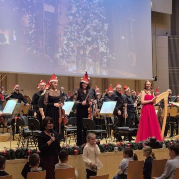 Jak co roku, uczniowie klas 0–6 wybrali się do Filharmonii Świętokrzyskiej na wyjątkowy mikołajkowy koncert symfoniczny połączony z muzyczną opowieścią pt. „Pięć liter, czyli sekret panny Hanny”. Wspaniała atmosfera oraz piękne brzmienie sprawiły, że dzieci z ogromnym zainteresowaniem śledziły wydarzenia na scenie.