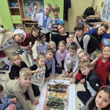 W naszej szkole rozpoczął się projekt „Dwujęzyczność łamie bariery”, w ramach którego realizujemy zajęcia dwujęzyczne z wykorzystaniem metody CLIL. Już teraz uczniowie mieli okazję uczestniczyć w różnorodnych aktywnościach edukacyjnych, które łączą naukę języka angielskiego z praktycznym doświadczeniem.