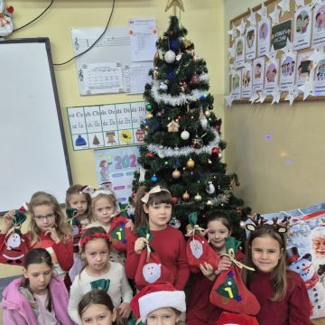 W piątek klasa 1a  świętowała Mikołajki, które od samego rana wprowadziły dzieci w świąteczny nastrój. Gdy uczniowie weszli do sali, czekała na nich niezwykła niespodzianka — pod choinką pojawiły się prezenty! Obok nich leżał również list od Świętego Mikołaja, w którym zostawił pierwszakom specjalne zadania do wykonania.