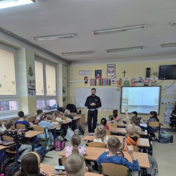 Kilka dni temu w naszej szkole odbyło się spotkanie z funkcjonariuszem policji, który przeprowadził pogadankę na temat bezpieczeństwa podczas ferii zimowych oraz zabaw na śniegu i lodzie. Policjant omówił zasady bezpiecznego poruszania się po drogach, przypomniał o konieczności noszenia elementów odblaskowych oraz zachowaniu ostrożności w kontaktach z osobami nieznajomymi.