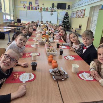 Tuż przed świętami uczniowie klasy 1a obchodzili swoją pierwszą Wigilię klasową. Podczas spotkania rozmawiali o tradycjach bożonarodzeniowych, dzieląc się doświadczeniami i zwyczajami panującymi w ich rodzinach. Następnie wspólnie przygotowali i nakryli stół, tworząc wyjątkowy, uroczysty nastrój. Kolejnym, szczególnym momentem było dzielenie się opłatkiem oraz składanie sobie życzeń. Na zakończenie odbył się poczęstunek, któremu towarzyszyło wspólne kolędowanie.