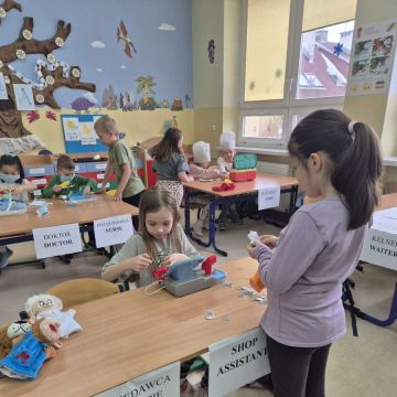 W minionym tygodniu w  klasie 1a w ramach projektu „Dwujęzyczność łamie bariery”  na  zajęcia z doradztwa zawodowego uczniowie w bardzo aktywnej i zabawowej formie mogli  wcielić się w role przedstawicieli różnych zawodów.Zdecydowanie, tego dnia klasa 1a bawiła się znakomicie! W sali panowała świetna atmosfera, dużo śmiechu i radości, a nauka przyszła zupełnie naturalnie.