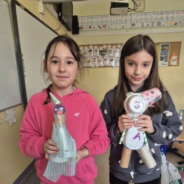 Podczas zajęć ECO CLIL w ramach projektu „Dwujęzyczność łamie bariery” uczniowie klas 3a i 1a tworzyli rzeźby, zabawki i kreatywne konstrukcje z materiałów odpadowych – kartonów, folii, plastikowych butelek, nakrętek i innych surowców wtórnych. Uczniowie  wykazali się ogromną kreatywnością, tworząc kolorowe, pomysłowe i oryginalne prace. Z pozornie niepotrzebnych materiałów powstały rzeźby, zabawki i konstrukcje pełne fantazji i ekstra pomysłów. ♻️🎨