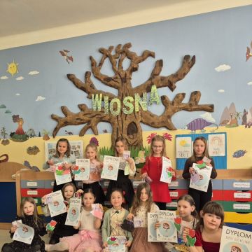 6 marca klasa 1a świętowała Dzień Kobiet w wyjątkowej i radosnej atmosferze. Tego dnia dziewczynki przyszły do szkoły ubrane w swoje ulubione stroje – mogły również założyć buty na obcasie oraz biżuterię, dzięki czemu czuły się naprawdę wyjątkowo.