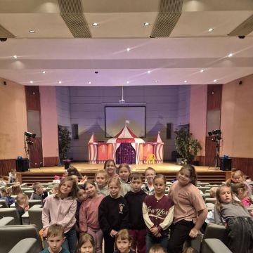 26 marca uczniowie klas 0, 1 oraz 2a i 2b uczestniczyli w spektaklu pt. „Circus” w wykonaniu Teatru Iluzji. Przedstawienie ukazywało wspaniały świat cyrku, w którym dzieci mogły podziwiać występy magika, klauna oraz różnych zwierząt, a także pokazy żonglerki i taniec z szarfami.