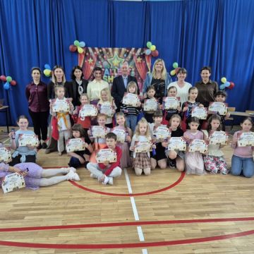8 maja w naszej szkole odbyła się druga edycja konkursu „Mam Talent Show”, podczas którego uczniowie klas 1–3 mieli okazję zaprezentować swoje niezwykłe umiejętności i pasje. Na scenie pojawiły się różnorodne występy – od tańca i śpiewu, przez talenty plastyczne, aż po akrobatykę, pokaz judo oraz pełne humoru występy kabaretowe.