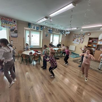 dzieci i zabawa ruchowa